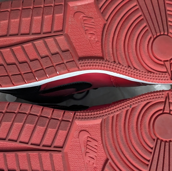 Jordan 1 Mid Older Kids - Picture 2 of 3